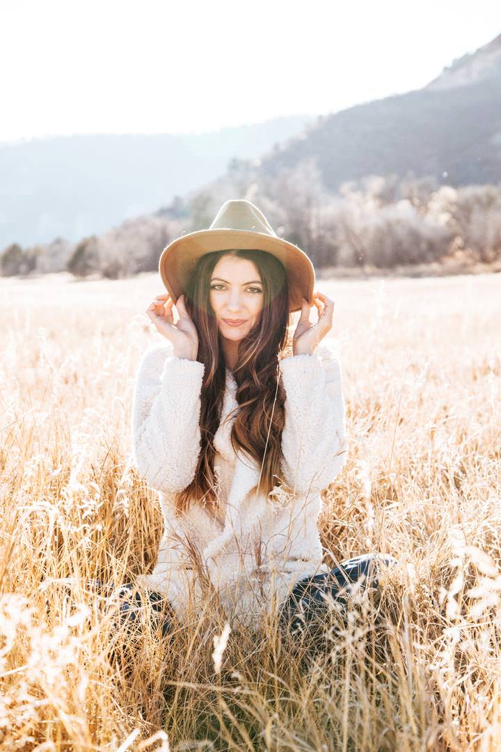 barley-field-beautiful-brunette-countryside-cowboy-hat-cute-1492743-pxhere.com